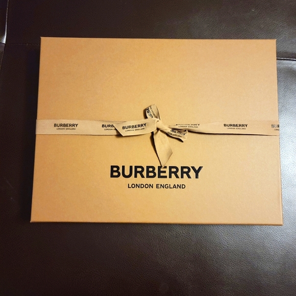 (Sold)Burberry Wool and silk Square scarf - Picture 8 of 13